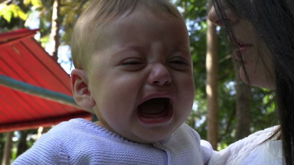 Плаче дитина малюк хлопчик має істерику на відкритому повітрі - Фото, зображення