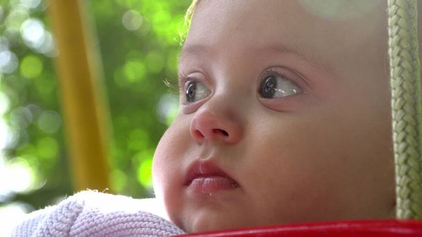 Симпатичний портрет немовляти на відкритому повітрі крупним планом спостерігаючи - Фото, зображення