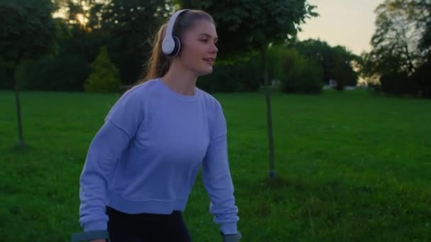 jonge vrouw rolschaatsen in het park - Video