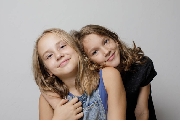 Красивые маленькие девочки детей на белом фоне студии баннер, модный портрет   - Фото, изображение
