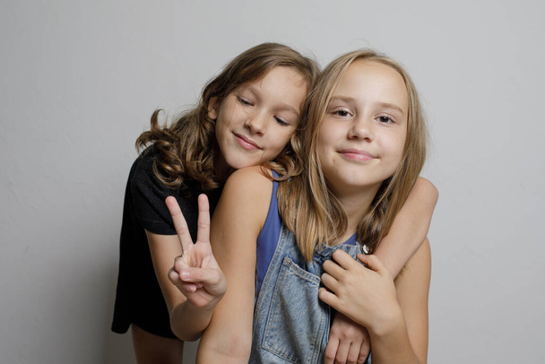 Веселые маленькие девочки дети на белом фоне студийного баннера, модный портрет   - Фото, изображение