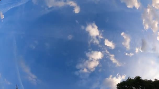 Questo filmato time-lapse cattura la danza dinamica delle nuvole attraverso un cielo blu brillante. Il rapido movimento delle nuvole, in contrasto con lo sfondo statico del cielo, fornisce un ipnotico - Filmati, video