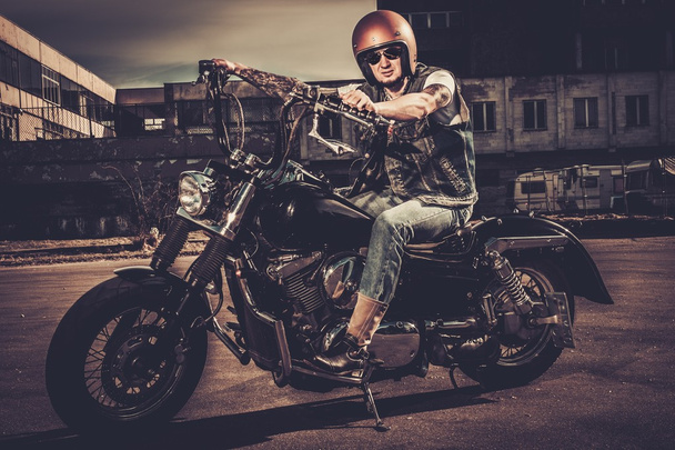 Tetovált motoros, és a város utcáin stílus bobber motorjával - Fotó, kép