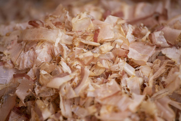 Katsuobushi is een levensmiddel bereid uit gedroogde, gefermenteerde en gerookte bonito tonijn. - Foto, afbeelding