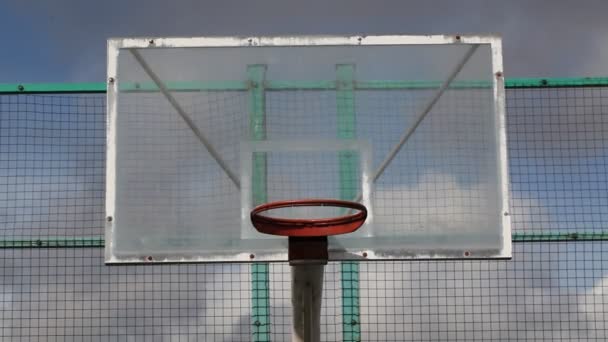 Basketbal opěradlo v školní hřiště - Záběry, video
