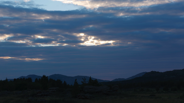 ηλιοβασίλεμα στα βουνά, timelapse - Πλάνα, βίντεο
