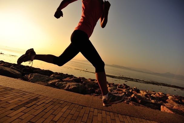 Žena sportovec běží na pobřeží - Fotografie, Obrázek