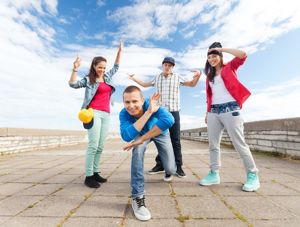 Skupina teenagerů, tanec - Fotografie, Obrázek