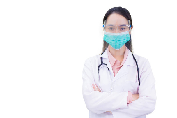 Professionale asiatica giovane donna medico che indossa camice bianco come uniforme indossa maschera medica e scudo viso per proteggere il virus mentre isolato sfondo bianco. - Foto, immagini