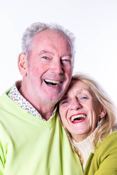Cette image ravissante capture la joie rayonnante d'un couple de personnes âgées partageant une étreinte étroite et heureuse. Leurs visages sont illuminés de larges sourires authentiques, reflétant un bonheur profond et durable. L'homme - Photo, image