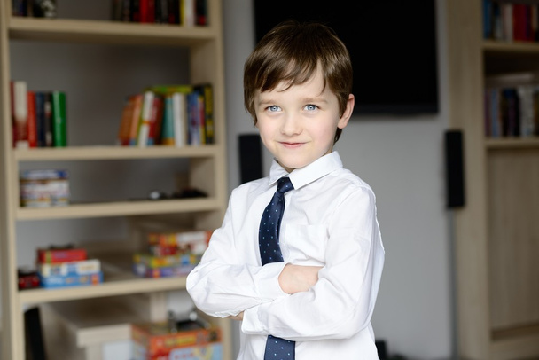エレガントな白いシャツを着た小さな男の子のネクタイと - 写真・画像