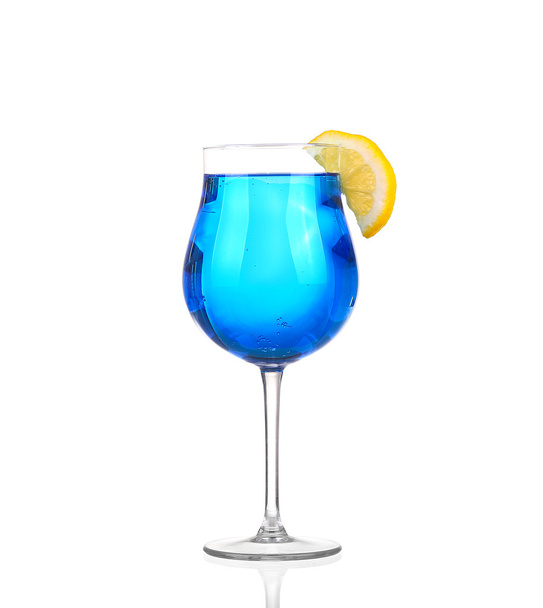 Пийте з льодом і лимонним шматочком крупним планом ізольовані на білому
 - Фото, зображення