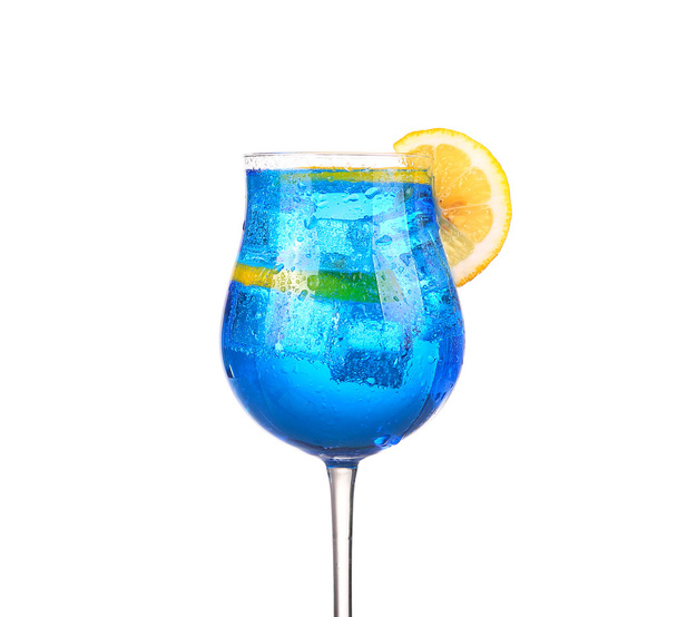 Sprite-Getränke mit glitzerndem Soda und Eis im Glas isoliert auf weiß - Foto, Bild