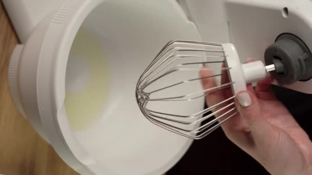 Gotować biczowanie białek jaj na bezy w maszynce do żywności, zbliżenie. Pionowe wideo - Materiał filmowy, wideo