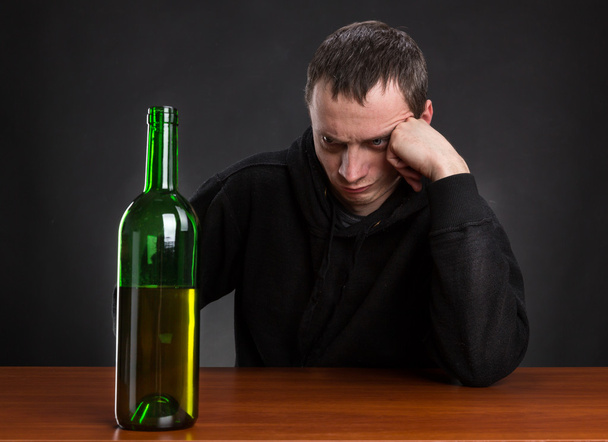 Smutný muž s lahví - Fotografie, Obrázek
