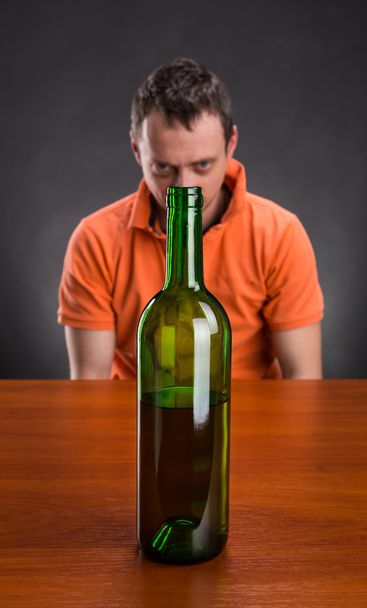 Залежний чоловік з пляшкою вина
 - Фото, зображення