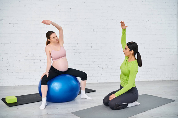 Schwangere folgen ihrem Trainer, üben Yoga-Posen auf Gymnastikbällen bei Elternkursen. - Foto, Bild