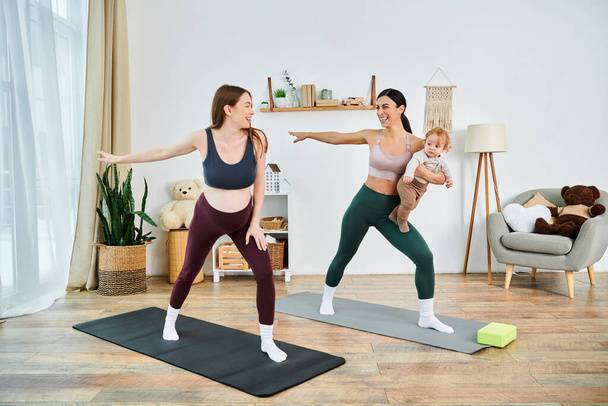 Una madre joven y hermosa y su bebé practicando yoga en una acogedora sala de estar con la guía de su instructor durante los cursos para padres. - Foto, Imagen