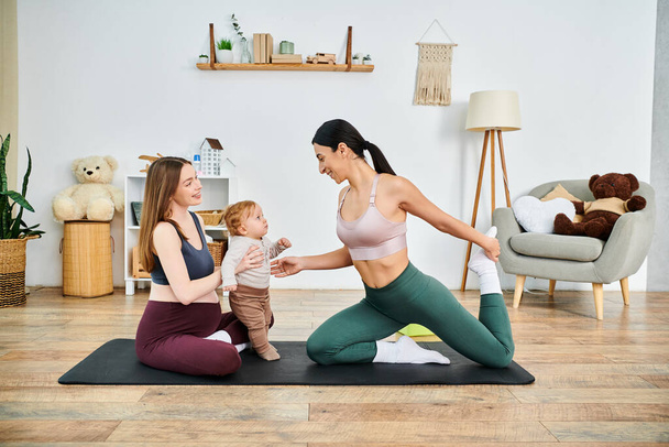 Äiti ja kaksi lasta harjoittelevat joogaa viihtyisässä olohuoneessaan, kun valmentaja opastaa heitä eri asentojen läpi.. - Valokuva, kuva