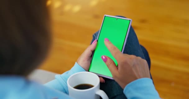 Vista de primer plano de la persona utilizando un teléfono inteligente con una pantalla verde croma, adecuado para el reemplazo de contenido digital. Imágenes de alta calidad 4k - Imágenes, Vídeo