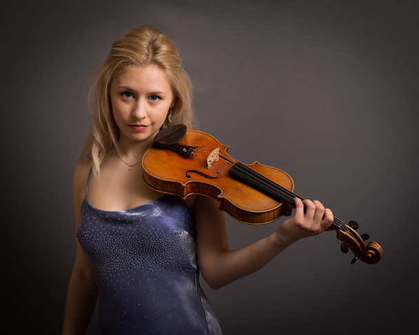 美人で若い金髪女性バイオリニスト - 写真・画像