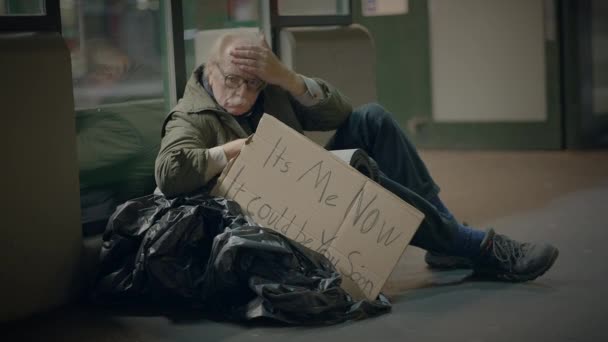 solitario povero maturo anziano maschio persona con occhiali essere impoverito - Filmati, video