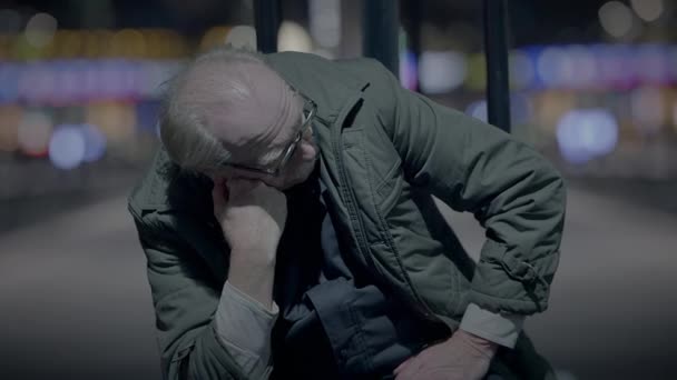 Reménytelen Megtört Férfi Gondolkodó Gondolkodás az életről Könyörgés a Városi utcában - Felvétel, videó