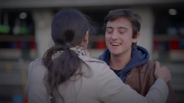 Reunião de mãe solteira e filho adolescente abraçando na plataforma ferroviária  - Filmagem, Vídeo