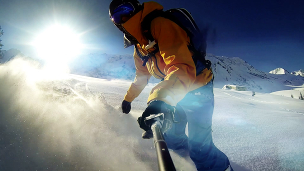 Mann auf Snowboard unterwegs - Filmmaterial, Video