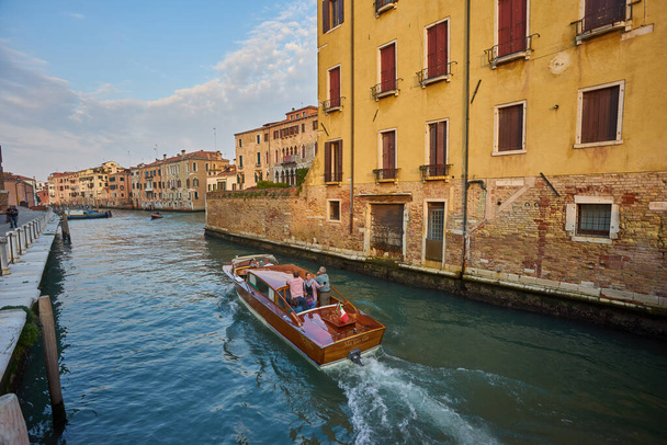 Венеція, Італія - 14 жовтня 2018: Прекрасний вузький канал з шовковою водою у Венеції, Італія - Фото, зображення