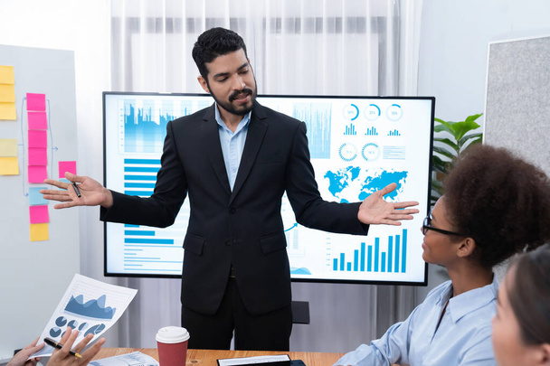 Zakenman presenteren van data-analyse dashboard display op TV scherm in moderne vergadering voor marketing strategie. Zakelijke presentatie met een groep zakenmensen in de vergaderzaal. Koord - Foto, afbeelding