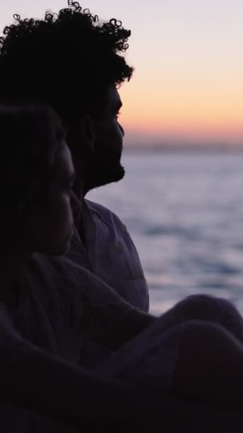 Zwei Liebende blicken auf den Horizont am Meer in Valencia - FHD Vertikales Video - Filmmaterial, Video