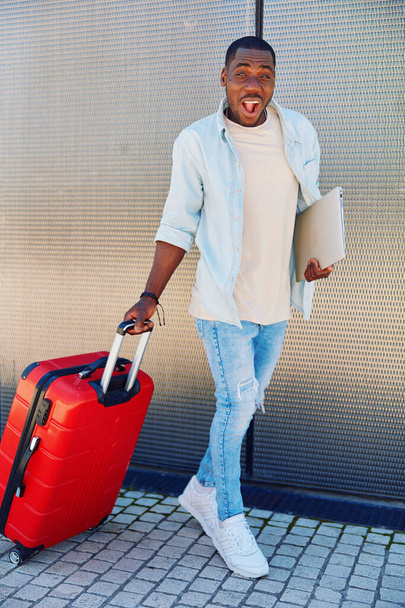  személy utazás poggyász gyönyörű egy repülőtér turista fiatal felnőtt vonzó nyaralás utazó bőrönd táska poggyász életmód utazás - Fotó, kép