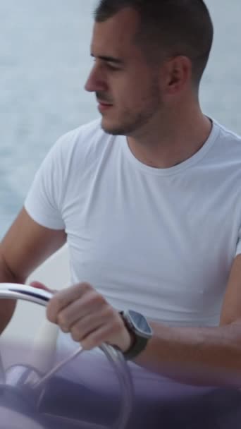 Spanischer Mann kehrt sein Boot in Valencia um - Vertikale FHD Luxus-Lifestyle - Filmmaterial, Video