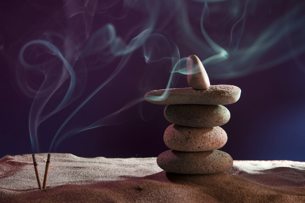 tower of stones and frankincense in the sand - Foto, imagen