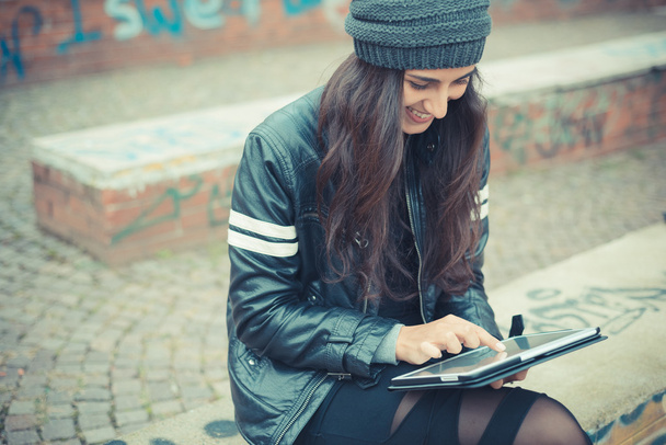 Mujer joven usando tableta - Foto, Imagen