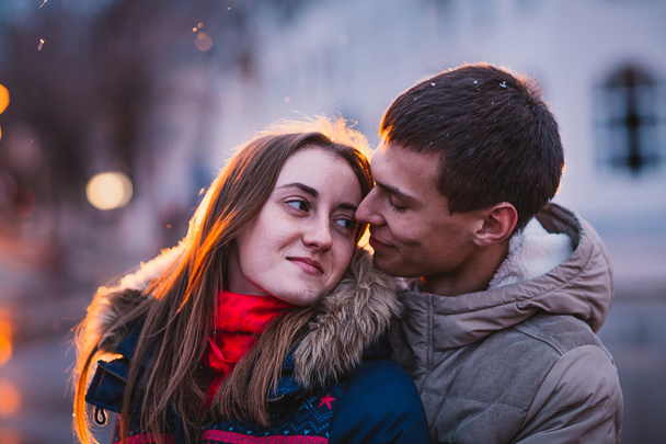 Porträt eines jungen schönen Paares, das sich an einem regnerischen Herbsttag küsst. - Foto, Bild