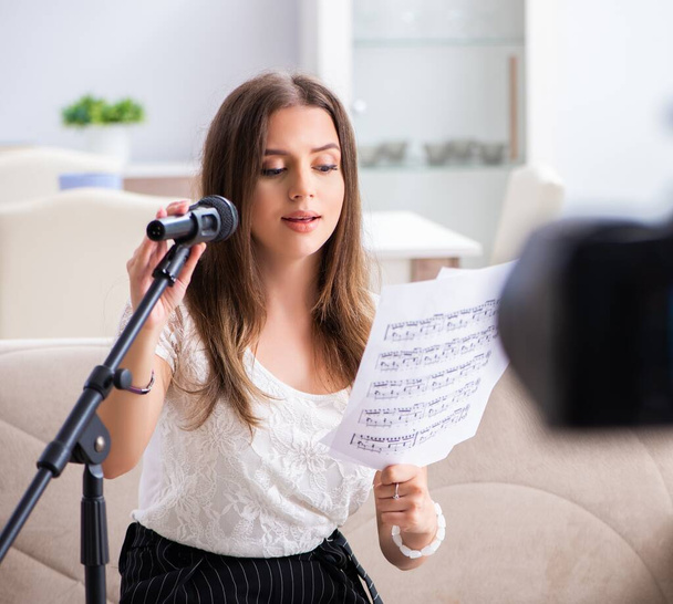 Kobieta piękna blogerka śpiewa w domu - Zdjęcie, obraz