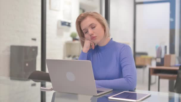 Mujer joven cansada durmiendo en la oficina - Imágenes, Vídeo