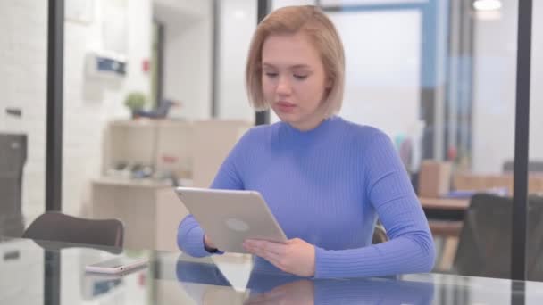 Jovem mulher usando tablet digital no escritório
 - Filmagem, Vídeo