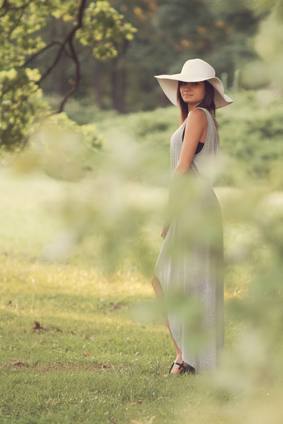 vrouw dragen witte hoed - Foto, afbeelding