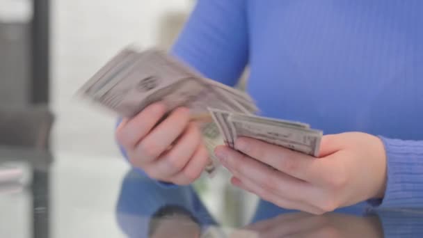 Close Up de mulher contando dinheiro - Filmagem, Vídeo