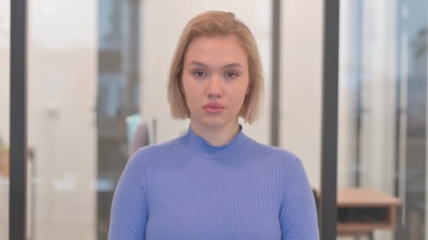 Портрет серьезной молодой женщины в офисе - Кадры, видео