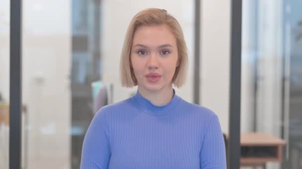 Nuoren naisen muotokuva, jolla on sormi huulilla, hiljaisuus - Materiaali, video