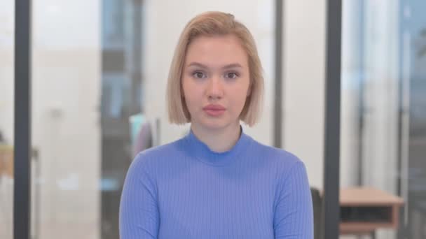 Portret van geschokte jonge vrouw vraagt zich af in ontzag - Video