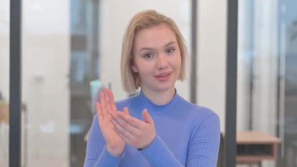 Portré fiatal nő tapsol a csapat - Felvétel, videó
