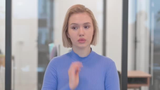 Muotokuva nuori nainen kaulan kipu toimistossa - Materiaali, video