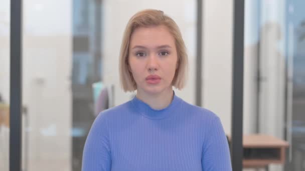 Άβολη νεαρή γυναίκα με πονόδοντο στο γραφείο - Πλάνα, βίντεο