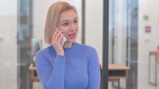 Πορτρέτο της νεαρής γυναίκας μιλώντας στο τηλέφωνο - Πλάνα, βίντεο