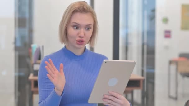 Πορτρέτο της νεαρής γυναίκας κάνει συνομιλία βίντεο στο Tablet - Πλάνα, βίντεο